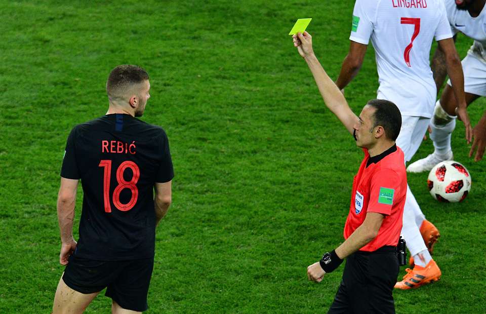 Cầu thủ Croatia nhận 2 thẻ vàng vẫn thi đấu trên sân?