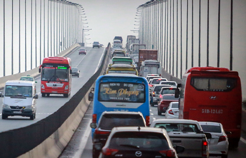 Cao tốc TP HCM - Long Thành khuyến cáo ôtô đi đường khác để tránh ùn ứ