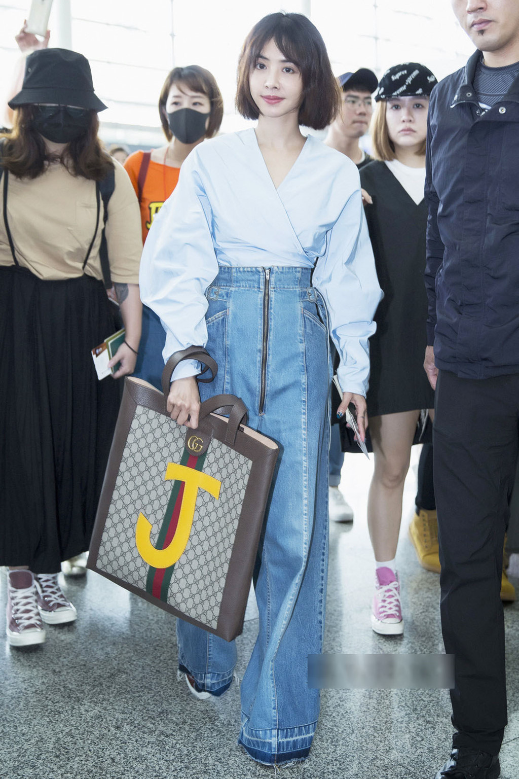 Diện quần jeans phá cách như Thái Y Lâm, Đường Yên