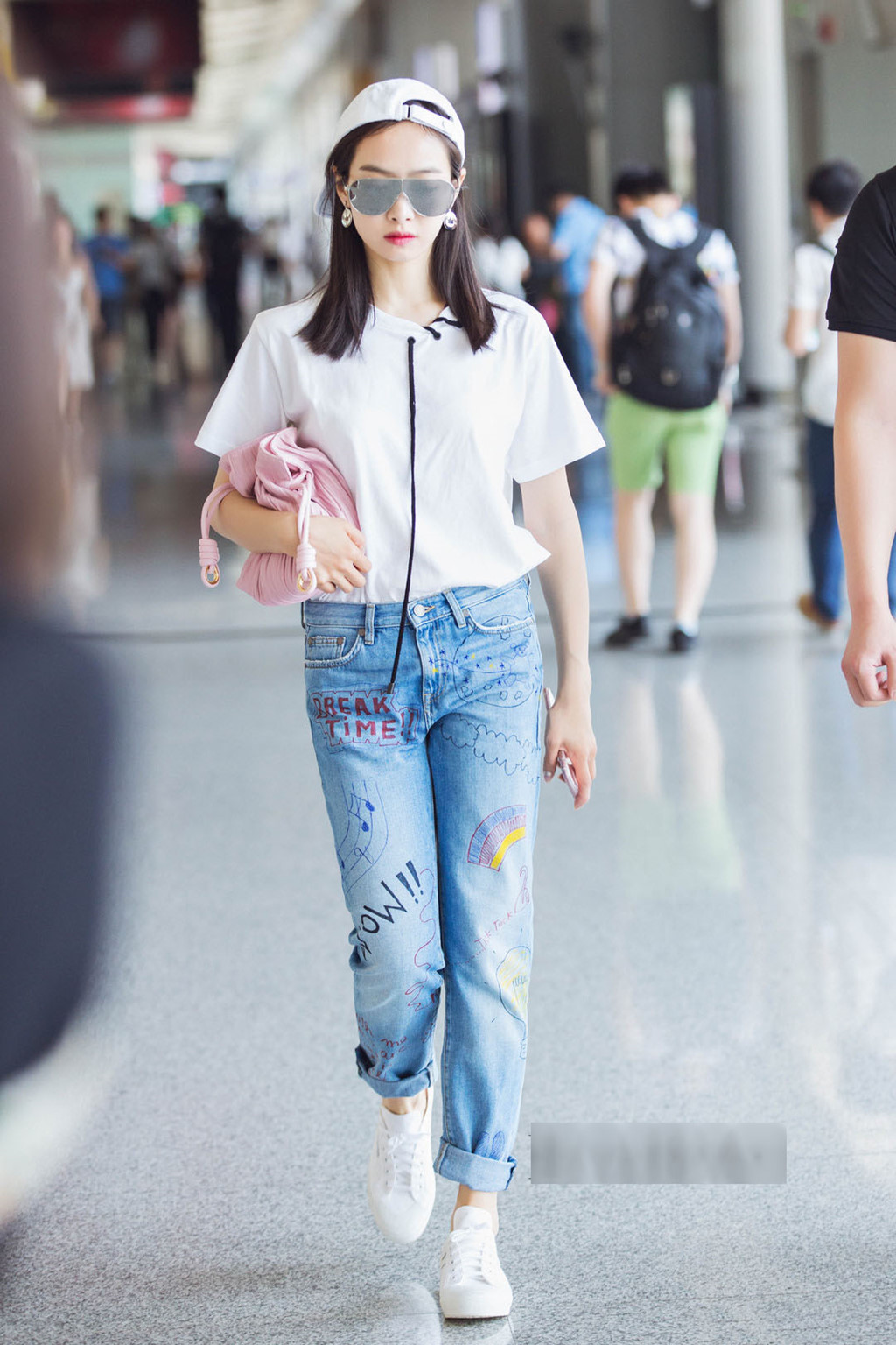 Diện quần jeans phá cách như Thái Y Lâm, Đường Yên