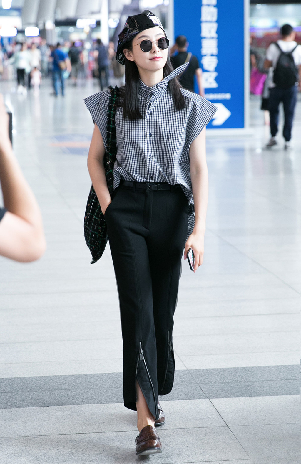 Diện quần jeans phá cách như Thái Y Lâm, Đường Yên