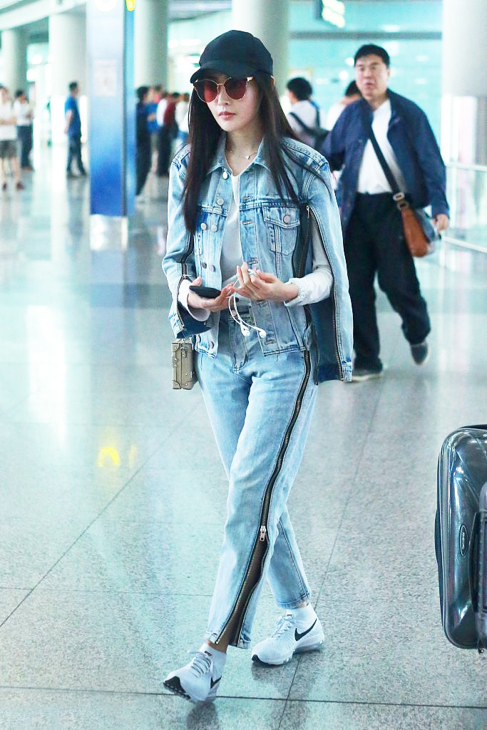 Diện quần jeans phá cách như Thái Y Lâm, Đường Yên