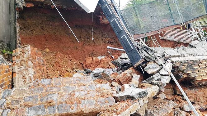 Nhà bỗng dưng sập đè nát xe máy khiến dân hoang mang