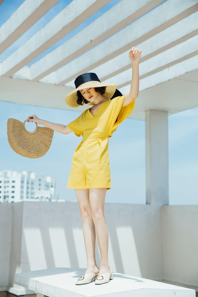 Bay bổng cùng vải đũi - xu hướng thời trang hè 2018