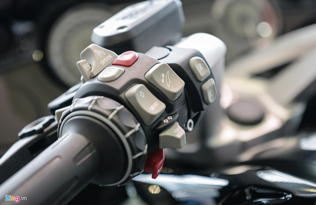 Chi tiết siêu môtô BMW K1600B chính hãng tại Việt Nam