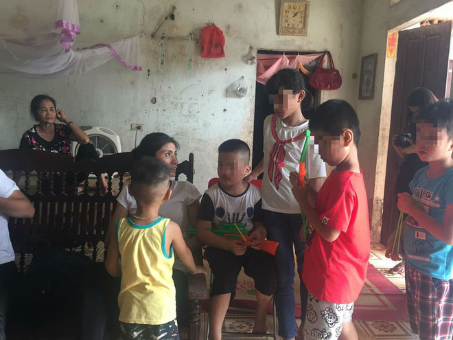 [Ảnh] Con trẻ liên tục rơi nước mắt, đòi xuống Hà Nội cùng mẹ vụ bệnh viện trao nhầm con