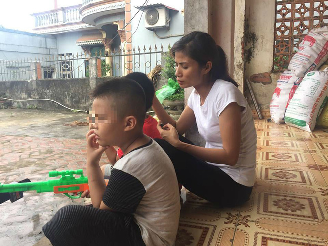 [Ảnh] Con trẻ liên tục rơi nước mắt, đòi xuống Hà Nội cùng mẹ vụ bệnh viện trao nhầm con