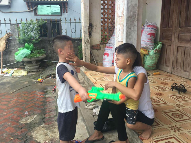 [Ảnh] Con trẻ liên tục rơi nước mắt, đòi xuống Hà Nội cùng mẹ vụ bệnh viện trao nhầm con