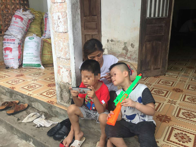 [Ảnh] Con trẻ liên tục rơi nước mắt, đòi xuống Hà Nội cùng mẹ vụ bệnh viện trao nhầm con