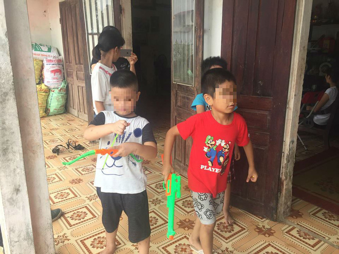 [Ảnh] Con trẻ liên tục rơi nước mắt, đòi xuống Hà Nội cùng mẹ vụ bệnh viện trao nhầm con