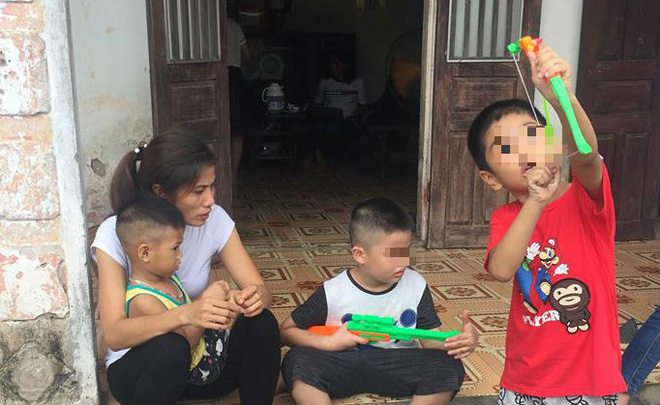 [Ảnh] Con trẻ liên tục rơi nước mắt, đòi xuống Hà Nội cùng mẹ vụ bệnh viện trao nhầm con