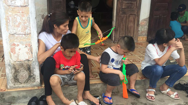 [Ảnh] Con trẻ liên tục rơi nước mắt, đòi xuống Hà Nội cùng mẹ vụ bệnh viện trao nhầm con