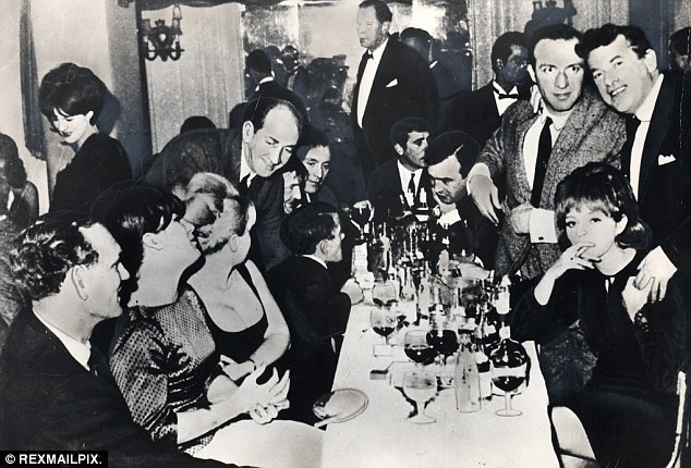 Băng đảng gia đình ở Anh sa lưới đúng ngày chung kết World Cup