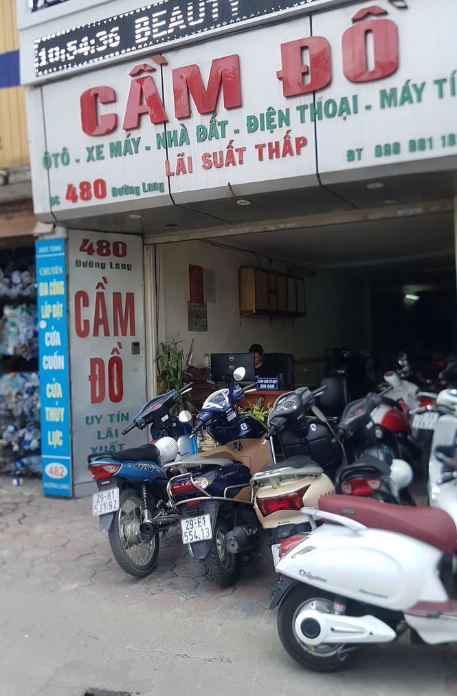 Sinh viên lũ lượt mang laptop, thẻ sinh viên cầm cố