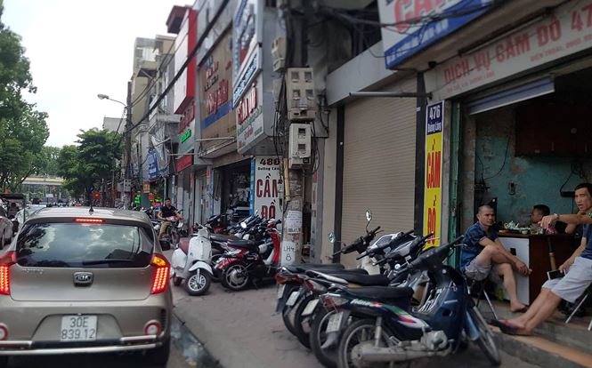 Sinh viên lũ lượt mang laptop, thẻ sinh viên cầm cố