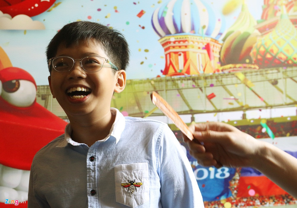 Cậu bé Việt ra sân chung kết World Cup: Tặng quà Bến Tre cho Mbappe