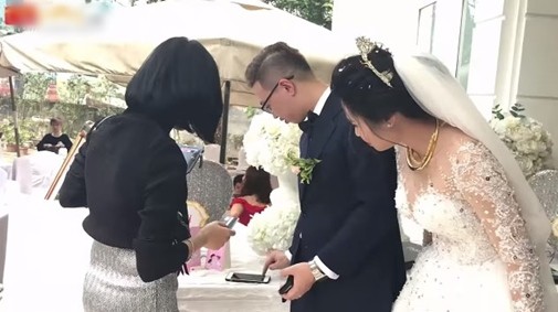 Đám cưới thời công nghệ, quẹt thẻ thay phong bì: Thiệp hồng trao tay, quẹt ngay vài lít xôn xao MXH hôm nay