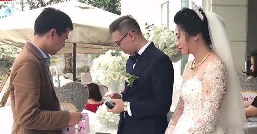 Đám cưới thời công nghệ, quẹt thẻ thay phong bì: Thiệp hồng trao tay, quẹt ngay vài lít xôn xao MXH hôm nay