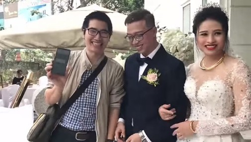 Đám cưới thời công nghệ, quẹt thẻ thay phong bì: Thiệp hồng trao tay, quẹt ngay vài lít xôn xao MXH hôm nay