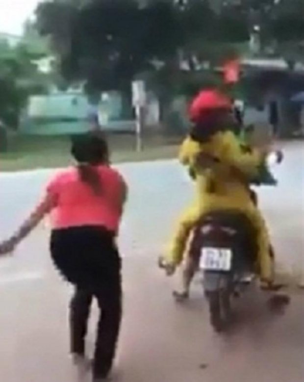 Bắt quả tang chồng và cháu dâu vào nhà nghỉ, vợ gào thét trong uất ức: Tao là mợ mày nhé, tao phải đánh mày