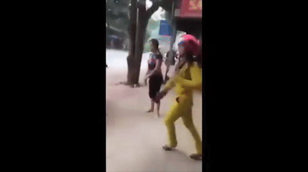 Bắt quả tang chồng và cháu dâu vào nhà nghỉ, vợ gào thét trong uất ức: Tao là mợ mày nhé, tao phải đánh mày