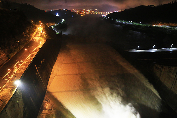 Diễn tập xả lũ khẩn cấp hồ Hoà Bình trong đêm
