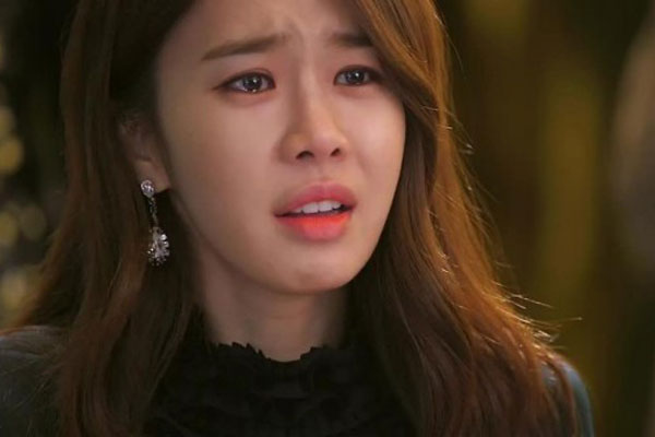 Đang ngồi ở nhà hàng với đồng nghiệp, tôi bất ngờ nhận được tin nhắn nhắc nhở mặc váy quá ngắn của chồng