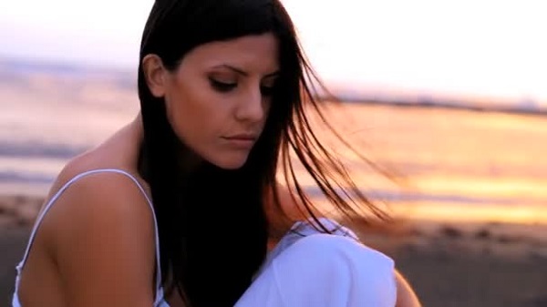 Đang ngồi ở nhà hàng với đồng nghiệp, tôi bất ngờ nhận được tin nhắn nhắc nhở mặc váy quá ngắn của chồng