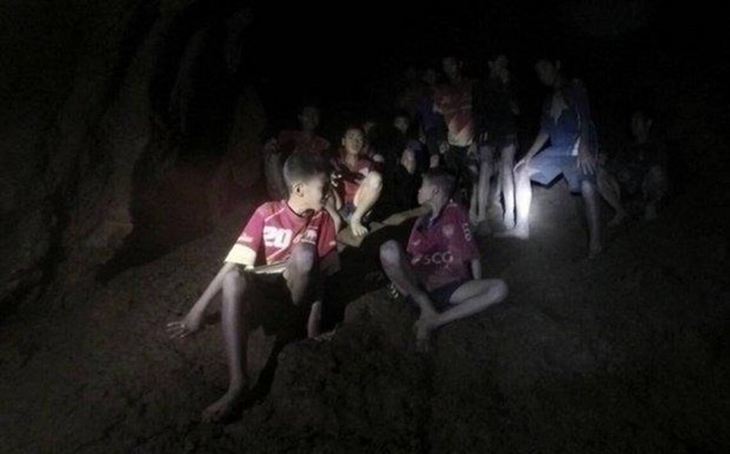 Quyết định sáng suốt của huấn luyện viên giúp đội bóng Lợn Hoang giữ được an toàn chờ cứu hộ