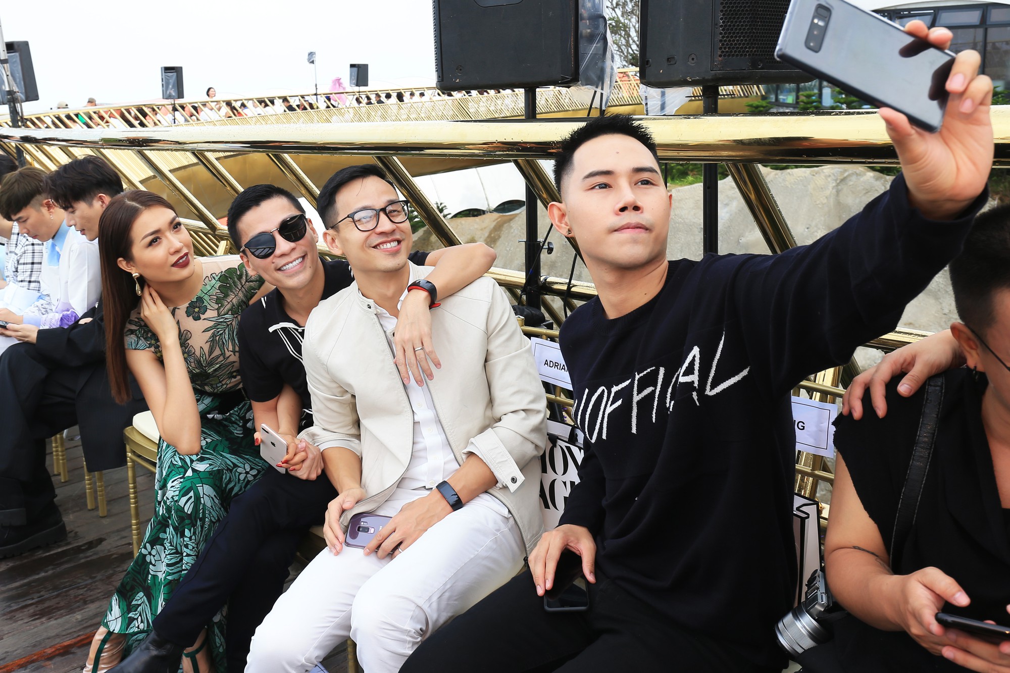 HHen Niê diện váy xẻ cao khoe chân dài bất tận trong sự kiện thời trang