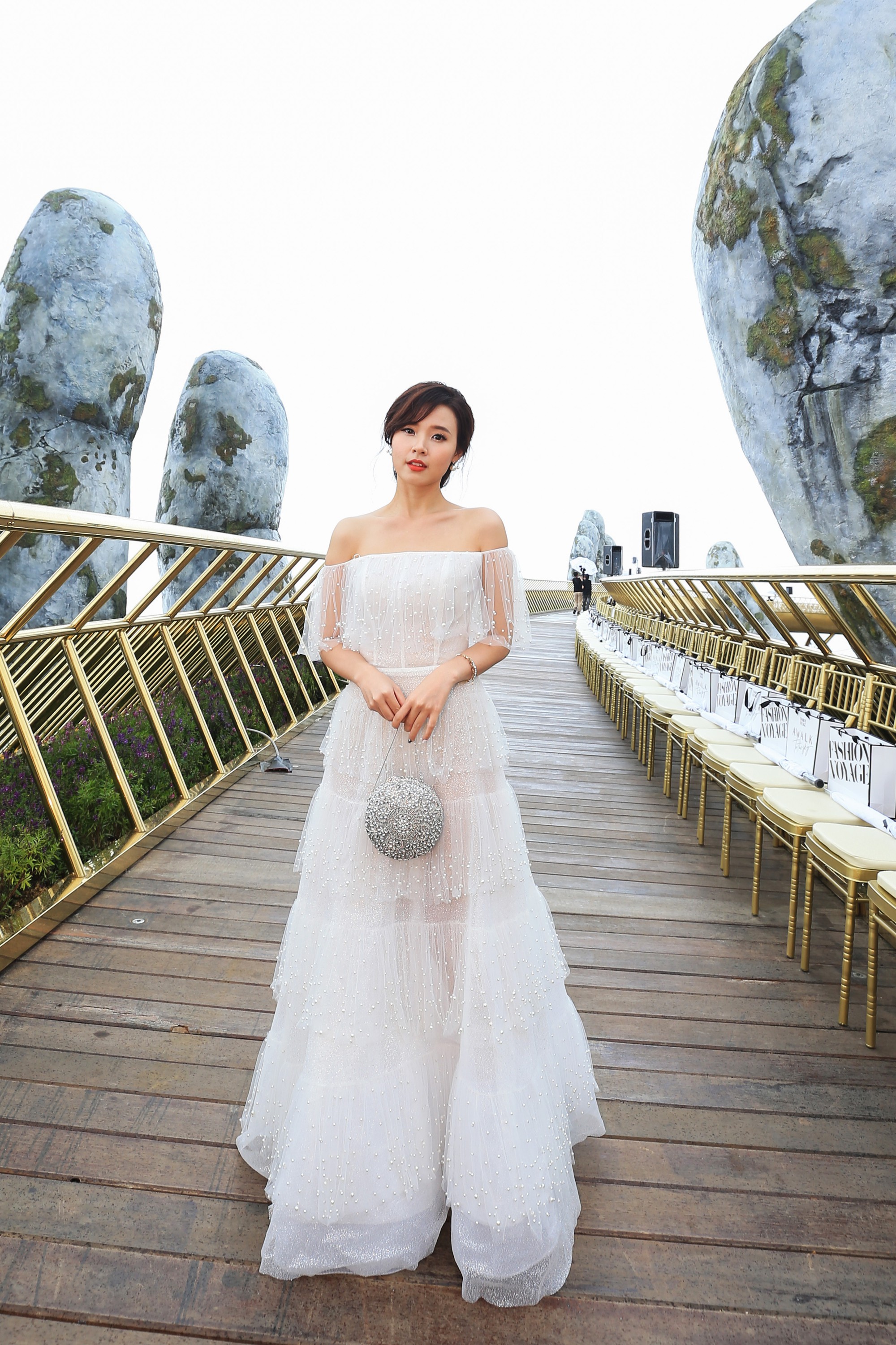 HHen Niê diện váy xẻ cao khoe chân dài bất tận trong sự kiện thời trang