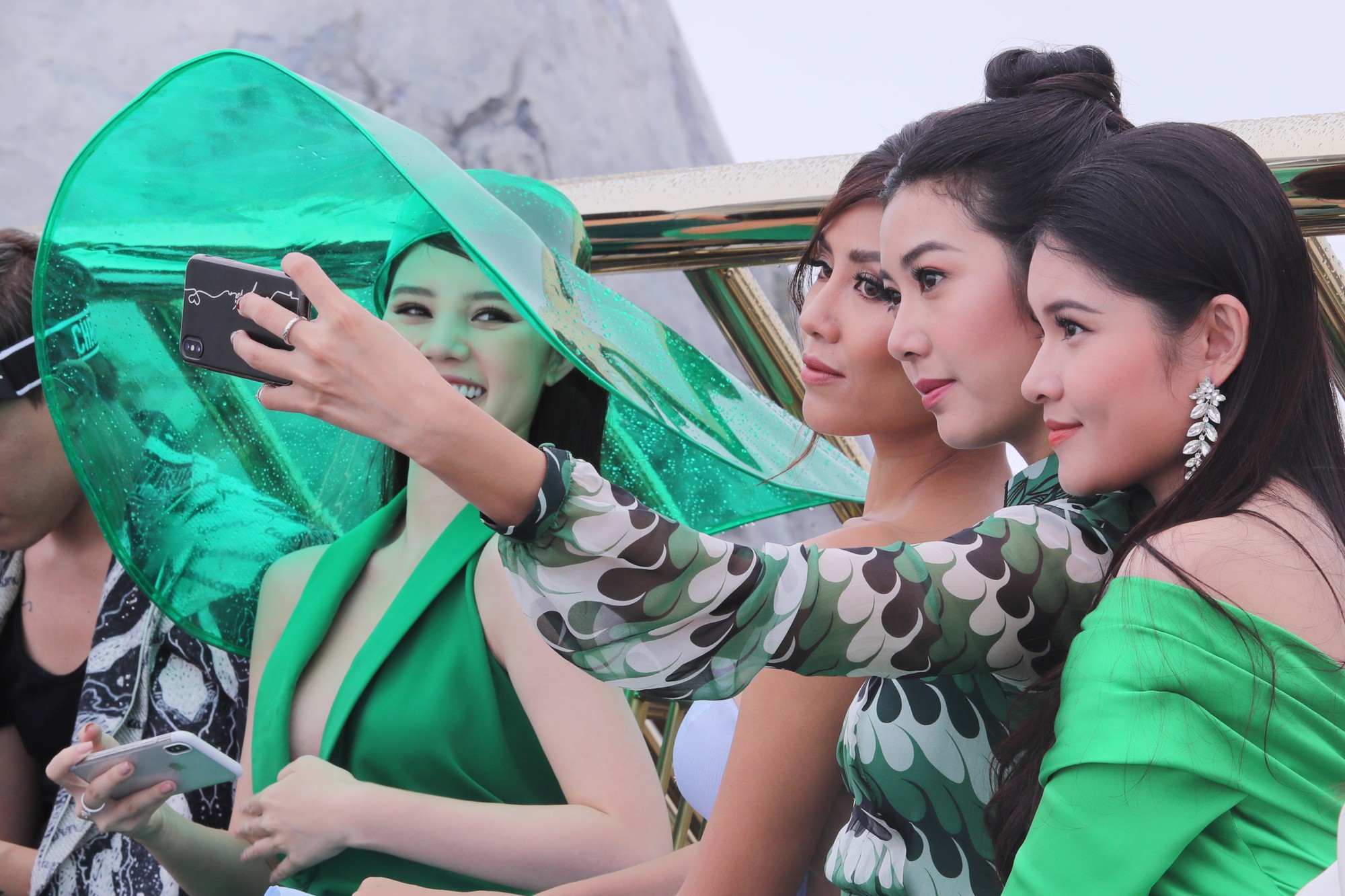 HHen Niê diện váy xẻ cao khoe chân dài bất tận trong sự kiện thời trang