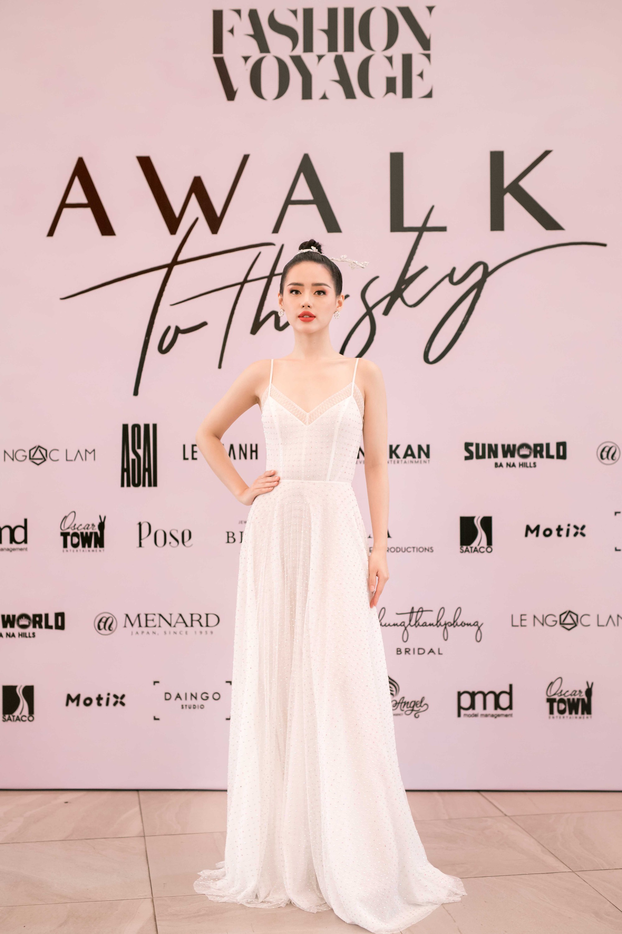 HHen Niê diện váy xẻ cao khoe chân dài bất tận trong sự kiện thời trang