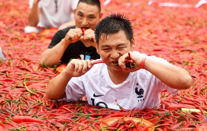 Xơi hết 50 trái ớt cay xè trong vòng 68 giây
