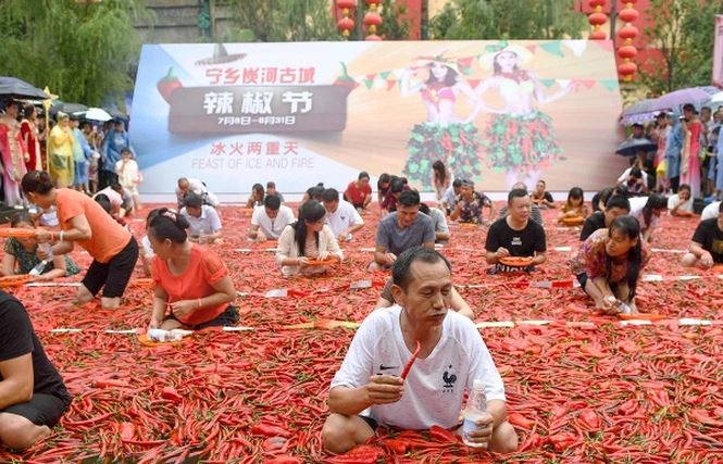 Xơi hết 50 trái ớt cay xè trong vòng 68 giây