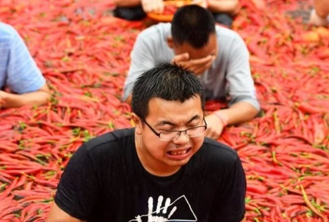 Xơi hết 50 trái ớt cay xè trong vòng 68 giây