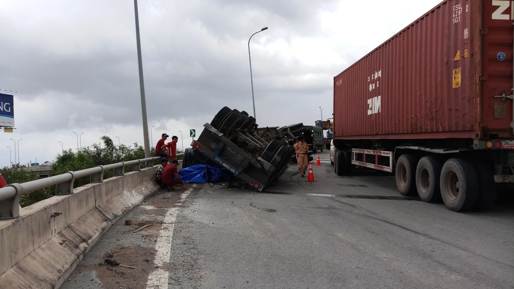 Kỳ lạ: Đoạn đường dẫn cao tốc khiến nhiều xe ô tô lật ngửa