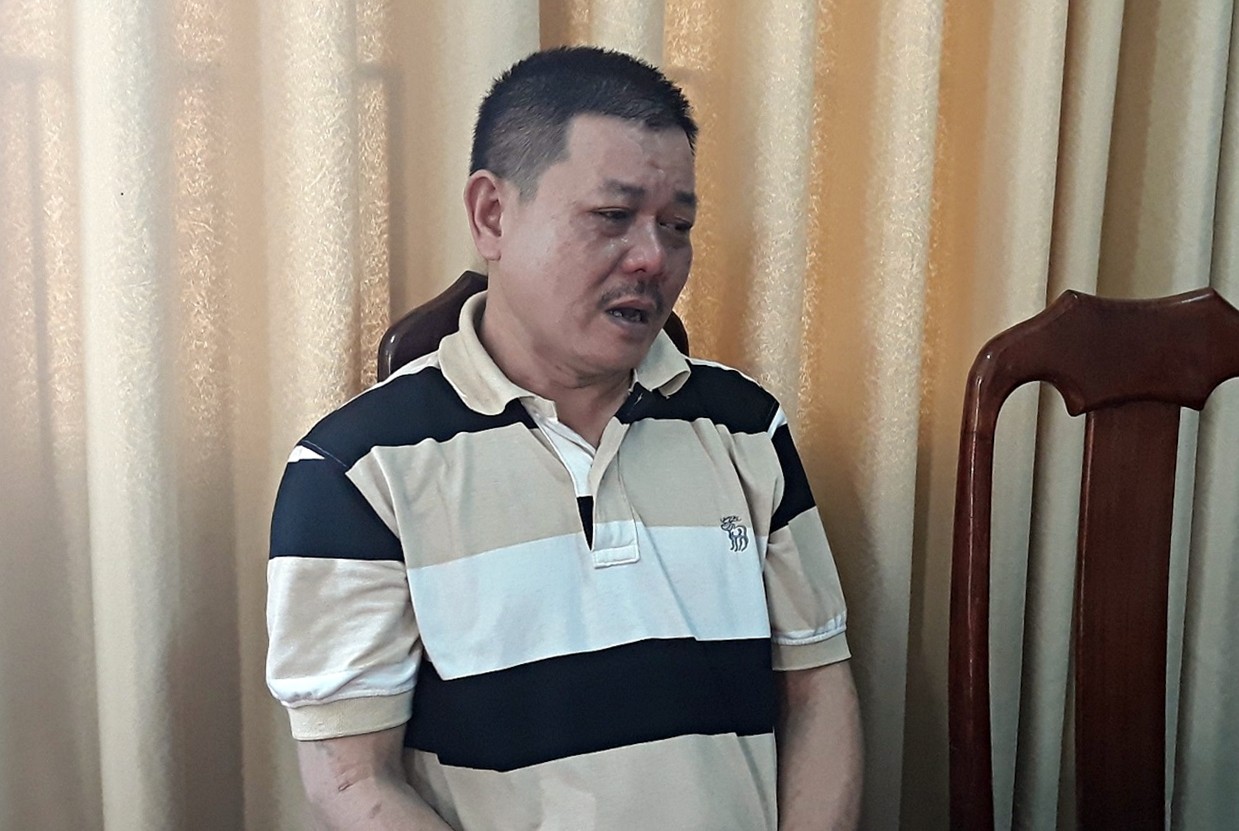 Trinh sát hình sự hóa trang thành người phun thuốc diệt muỗi, bắt kẻ buôn ma tuý trốn truy nã