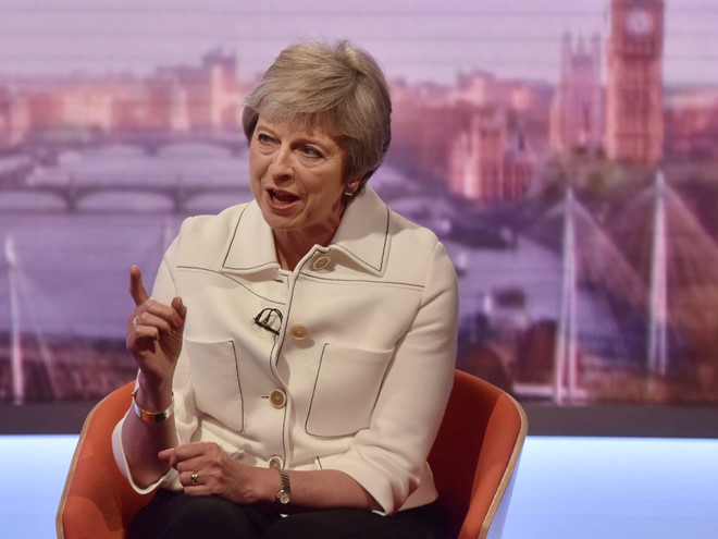 Tổng thống Trump khuyên bà May khởi kiện EU