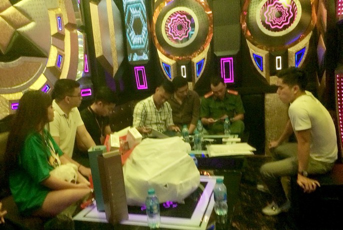 Nhà hàng Phoenix sập cửa, cản trở đoàn kiểm tra