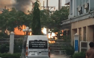 Trạm biến áp phát nổ rồi bốc cháy ngùn ngụt, tia lửa điện màu xanh phóng ra