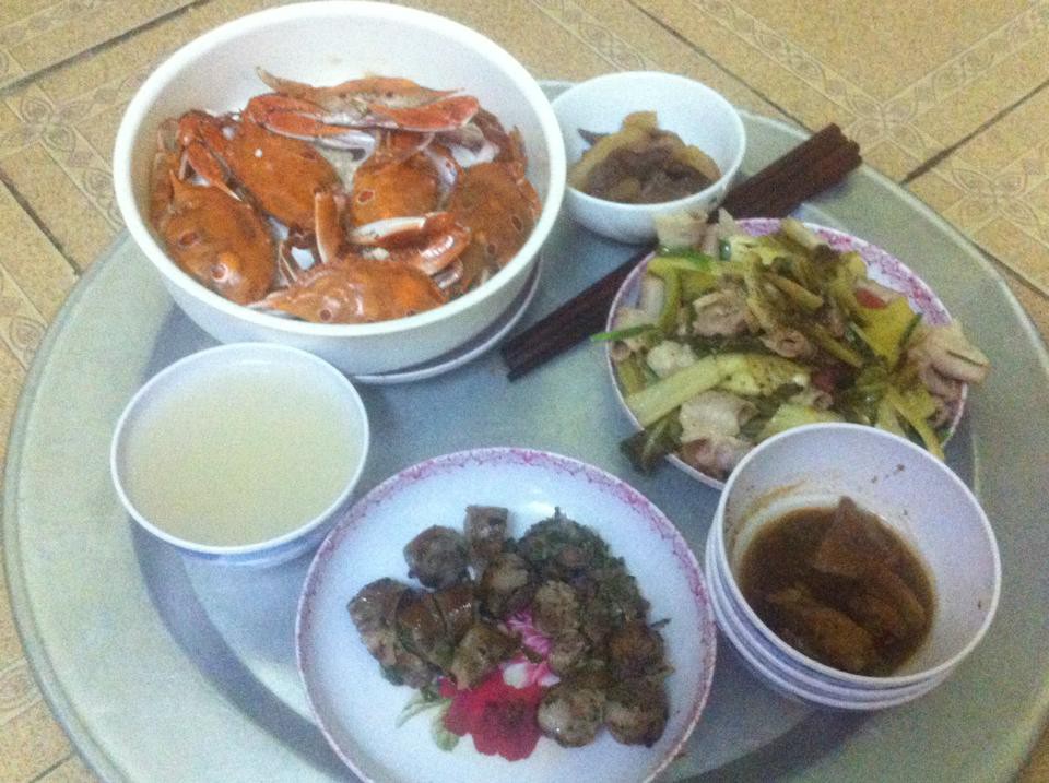 Đăng lên mạng chê mâm cơm vợ nấu không nuốt nổi, anh chồng bị cả hội chị em xông vào mắng mỏ