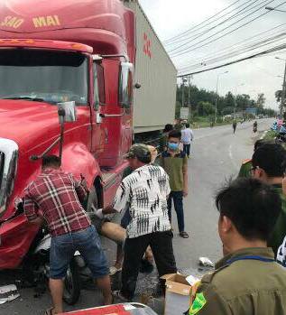 Tông trực diện xe đầu kéo container, người chạy xe máy chết tại chỗ