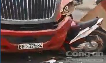 Tông trực diện xe đầu kéo container, người chạy xe máy chết tại chỗ