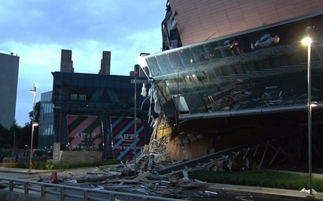 Mexico: Trung tâm thương mại mới xây đổ sập trong tích tắc