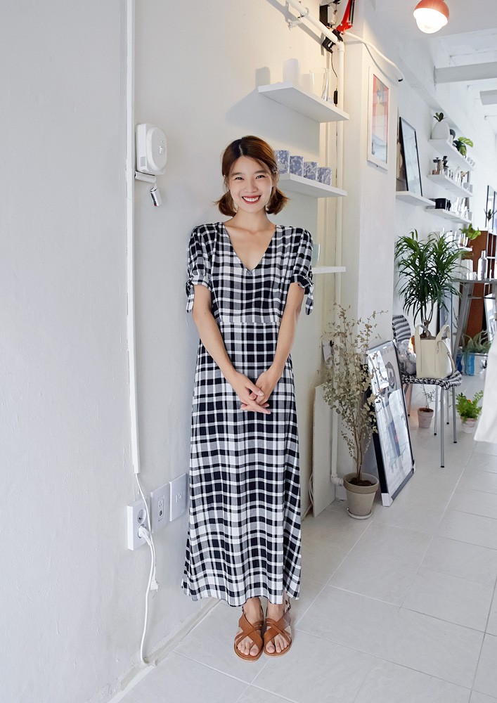 Vào những ngày mát trời, các nàng cứ diện váy dáng dài là chuẩn đẹp và dễ hút mọi ánh nhìn