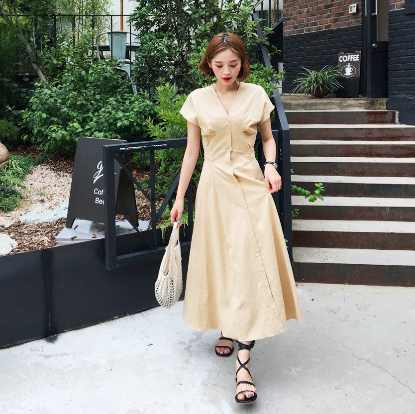 Vào những ngày mát trời, các nàng cứ diện váy dáng dài là chuẩn đẹp và dễ hút mọi ánh nhìn