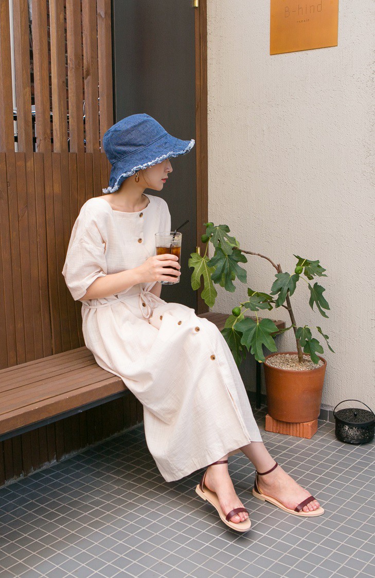 Vào những ngày mát trời, các nàng cứ diện váy dáng dài là chuẩn đẹp và dễ hút mọi ánh nhìn