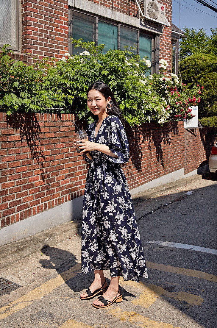 Vào những ngày mát trời, các nàng cứ diện váy dáng dài là chuẩn đẹp và dễ hút mọi ánh nhìn