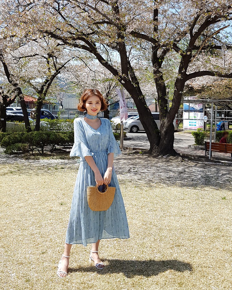 Vào những ngày mát trời, các nàng cứ diện váy dáng dài là chuẩn đẹp và dễ hút mọi ánh nhìn